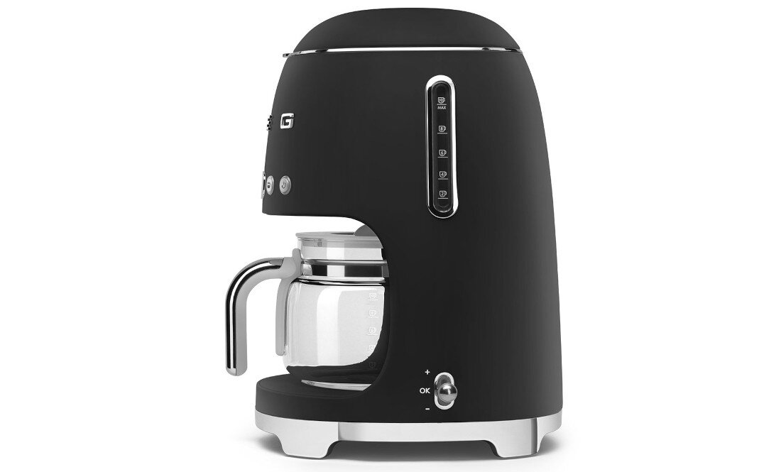 Ekspres SMEG DCF02BLMEU Wygodna pojemność Zbiornik na wodę o pojemności 1,4 l ze wskaźnikiem poziomu ułatwienie ilość woda kontrola Funkcja 1–4 filiżanek 