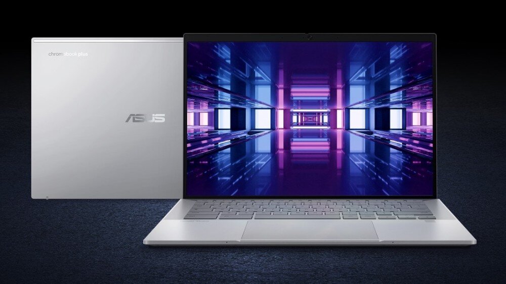 Laptop ASUS ExpertBook CX5403CMA-QM0137 Laptop stojący na ciemnym tle; ekran wyświetla fioletowo-niebieski tunel świetlny, obok widoczna tylna obudowa z logo producenta, grubość, waga, obudowa