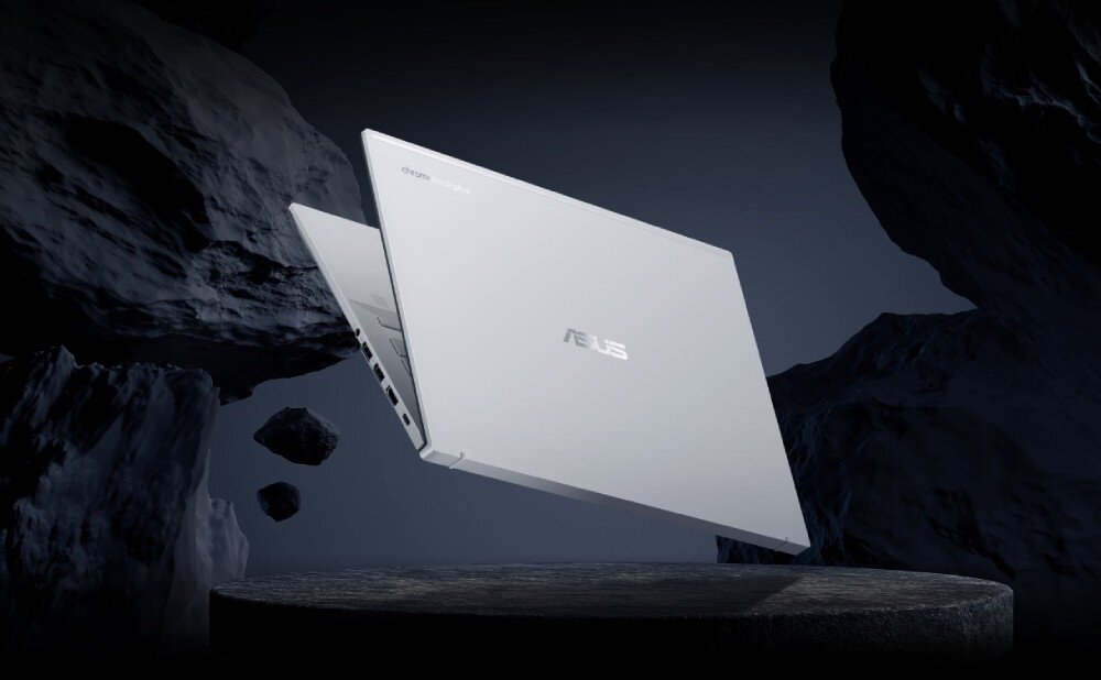 Laptop ASUS ExpertBook CX5403CMA-QM0137 Dwa srebrne laptopy w przestrzeni imitującej powierzchnię księżyca; jeden z urządzeń lekko unosi się nad podłożem, wytrzymałoś