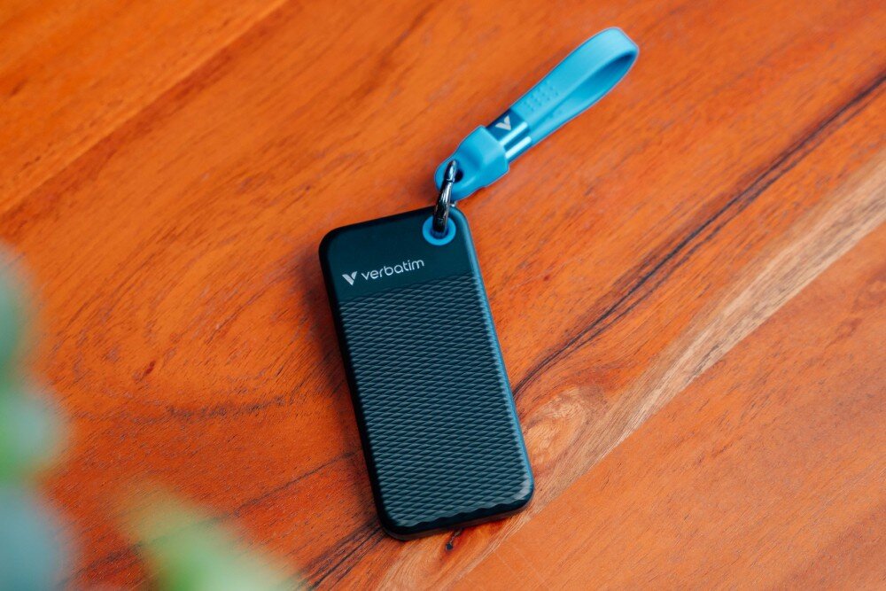Dysk VERBATIM Pocket 1TB SSD Czarno-niebieski rzut z góry na dysk leżący na drewnianej powierzchni opis