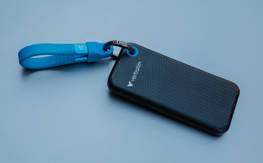 Dysk VERBATIM Pocket 1TB SSD Czarno-niebieski zbliżenie na dysk leżący na szarej powierzchni kopie zapasowe oprogramowanie funkcje narzędzia