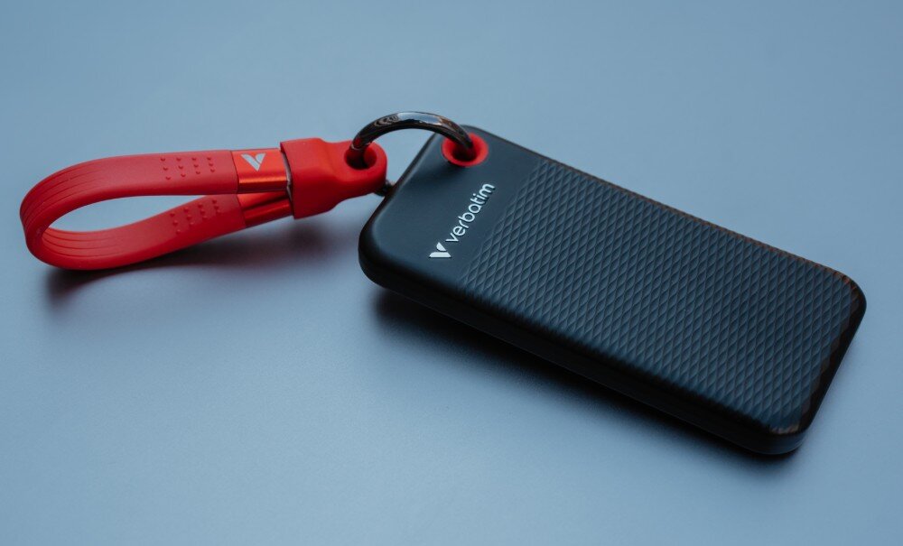 Dysk VERBATIM Pocket 1TB SSD Czarno-czerwony zbliżenie na dysk leżący na szarej powierzchni kopie zapasowe oprogramowanie funkcje narzędzia
