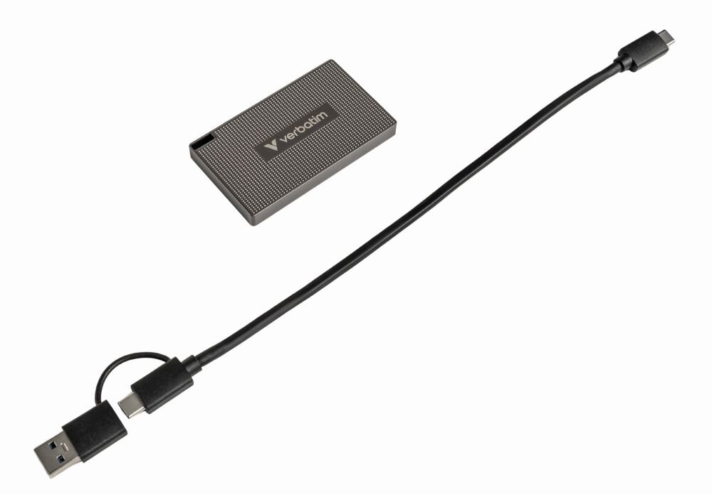 Dysk VERBATIM Metal Mini Dysk przenośny obok czarnego przewodu z końcówkami USB i USB-C na białym tle, zestaw, opakowanie