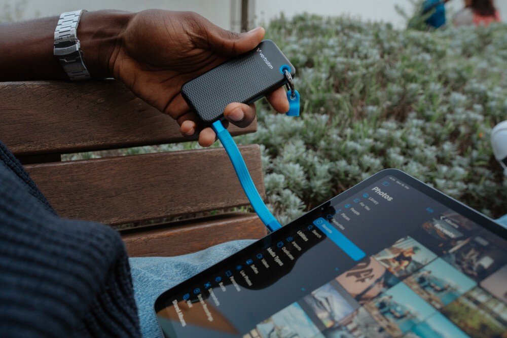 Dysk VERBATIM Pocket 2TB SSD Czarno-niebieski dysk podłączony do tableta z widoczną nazwą wielkość waga wymiary mobilność