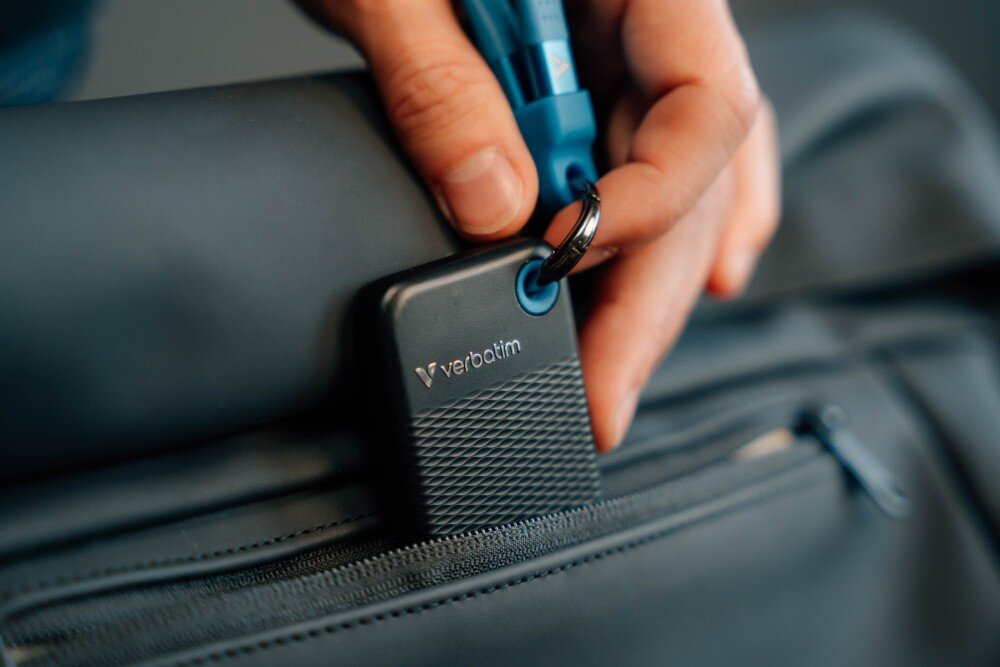 Dysk VERBATIM Pocket 2TB SSD Czarno-szary zbliżenie na dysk wystający z kieszeni torby mocowanie uchwyt na kabel