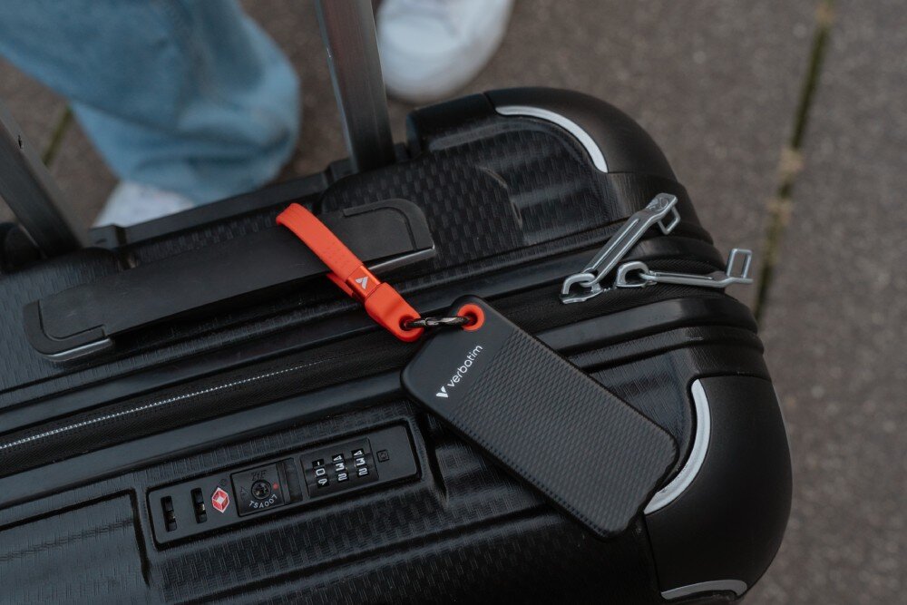 Dysk VERBATIM Pocket 2TB SSD Czarno-czerwony widok z góry na dysk leżący na walizce podróżnej nazwą wielkość waga wymiary mobilność