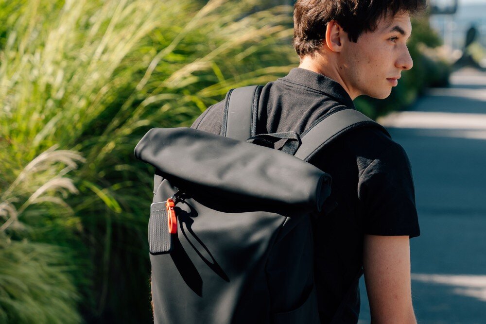 Dysk VERBATIM Pocket 2TB SSD Czarno-czerwony osoba odwrócona plecami z plecakiem, do którego przymocowany jest dysk technologia SSD wytrzymałość zalety