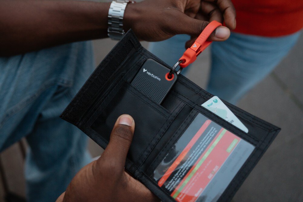 Dysk VERBATIM Pocket 2TB SSD Czarno-szary zbliżenie na dysk wystający z kieszeni portfela mocowanie uchwyt na kabel