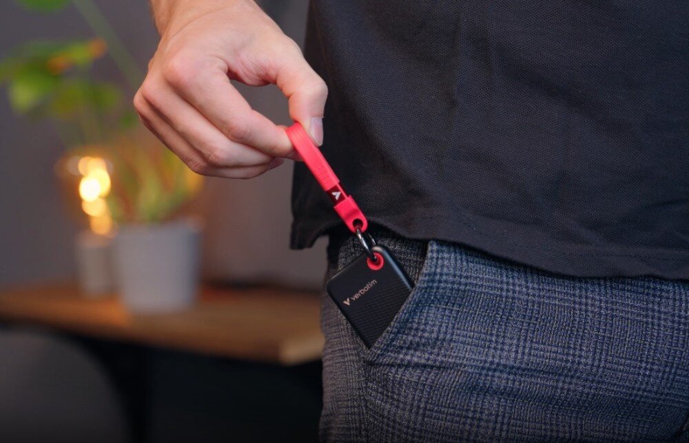 Dysk VERBATIM Pocket 2TB SSD Czarno-czerwony zbliżenie na dysk wystający z kieszeni spodni mężczyzny opis