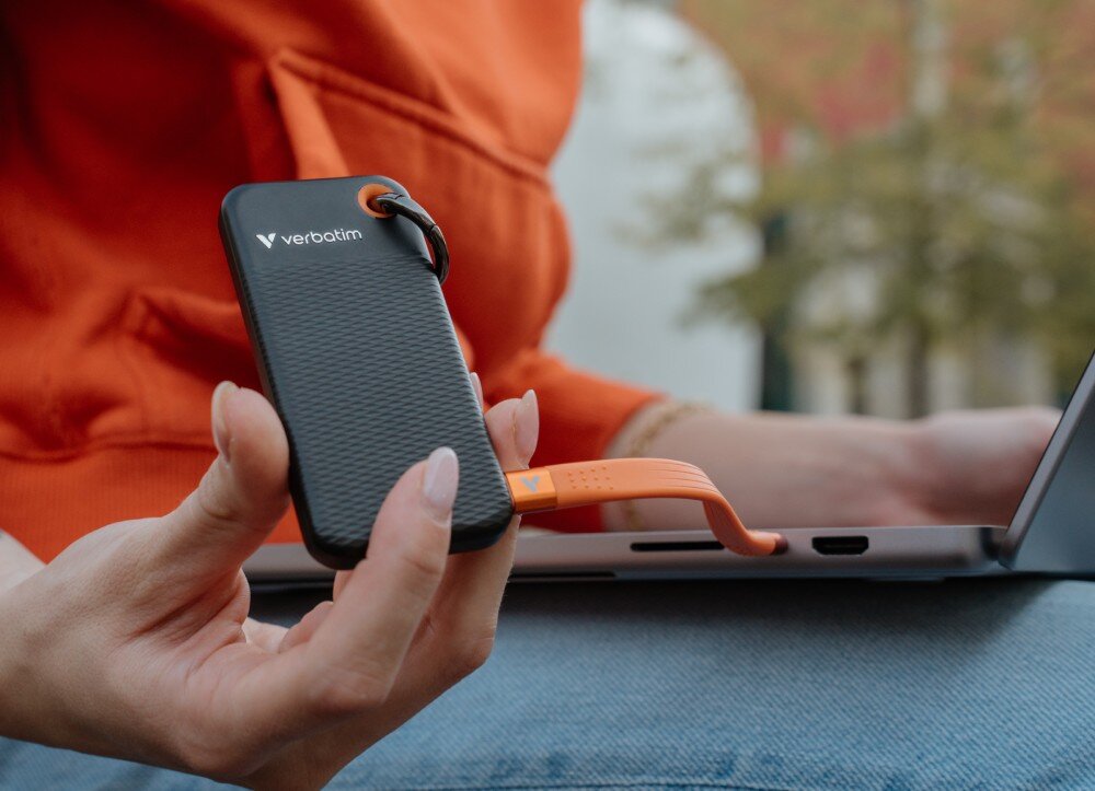 Dysk VERBATIM Pocket 2TB SSD Czarno-pomarańczowy dysk podłączony do laptopa z widoczną nazwą wielkość waga wymiary mobilność