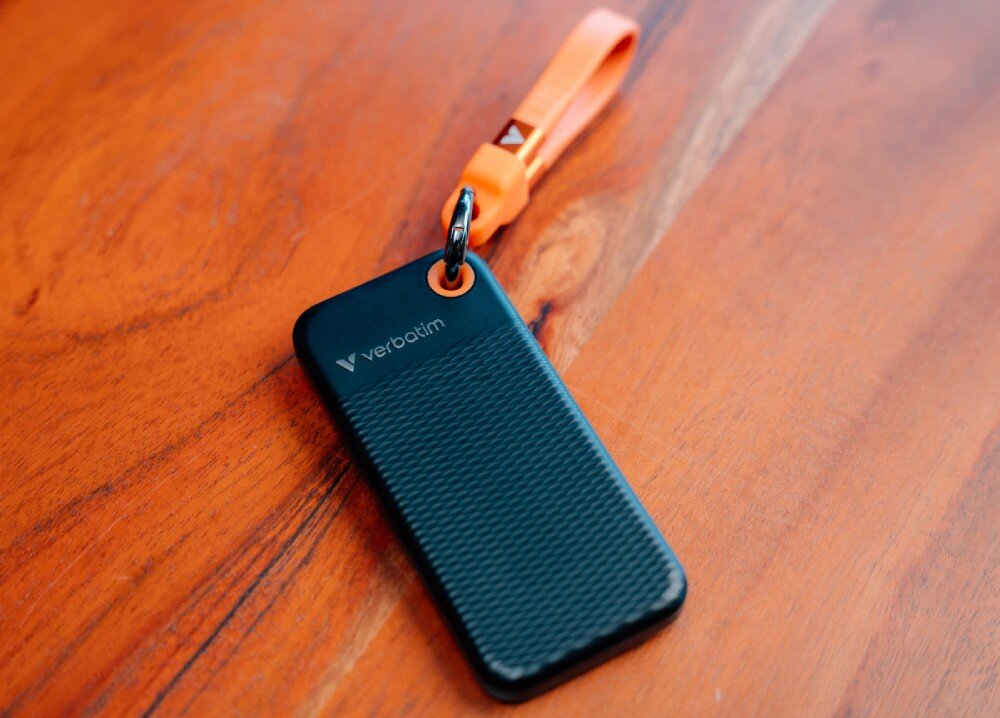 Dysk VERBATIM Pocket 2TB SSD Czarno-pomarańczowy zbliżenie na dysk leżący na drewnianym stole kopie zapasowe oprogramowanie funkcje narzędzia