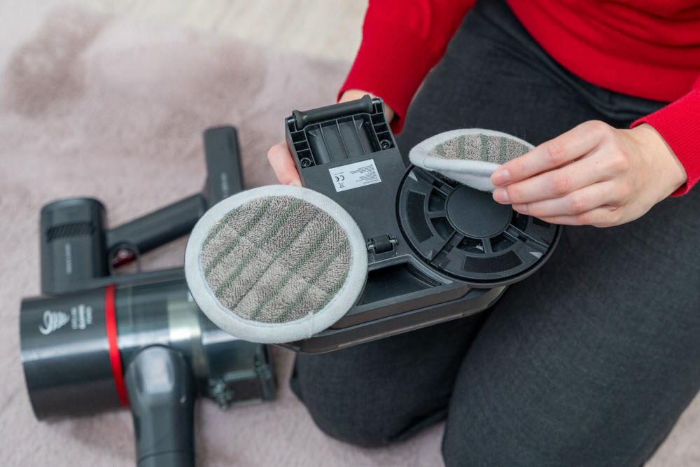 Nakładka mopująca GÖTZE & JENSEN do modelu VV950S (2 sztuki) zdejmowanie nakładek z elektroszczotki mopującej