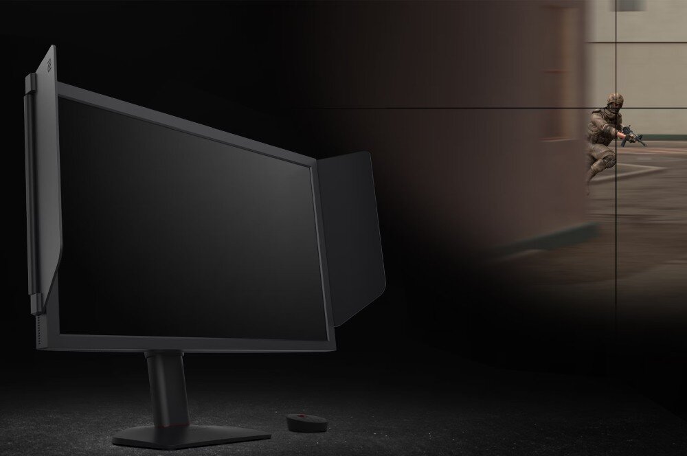 Monitor BENQ XL2566X+ Monitor ustawiony lekko pod kątem z widoczną osłoną boczną, po prawej stronie fragment rozgrywki z postacią celującą zza rogu, przeznaczenie, odświeżanie, szybkość