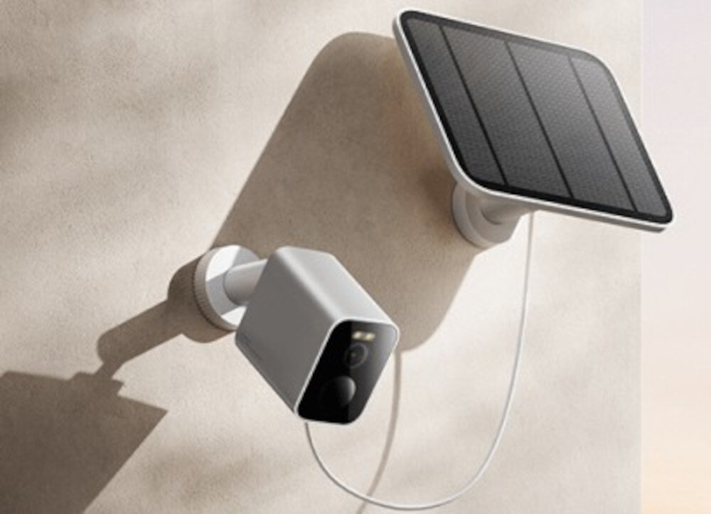 Kamera XIAOMI BW300 panel słoneczny 5W zasilanie solarne, kamera zamontowana na elewacji budynku
