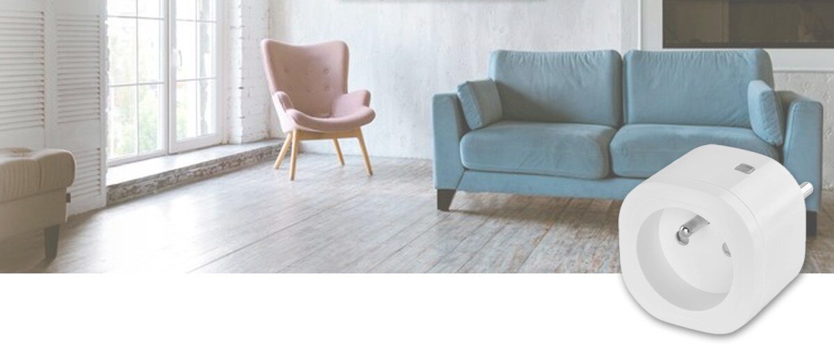 Inteligentne gniazdko OMAJIN Smart Plug SK, solidny, parametry, sterowanie, system, w tle pokój gościnny na pierwym planie w prawym dolnym rogu wtyczka frontem prawo skos