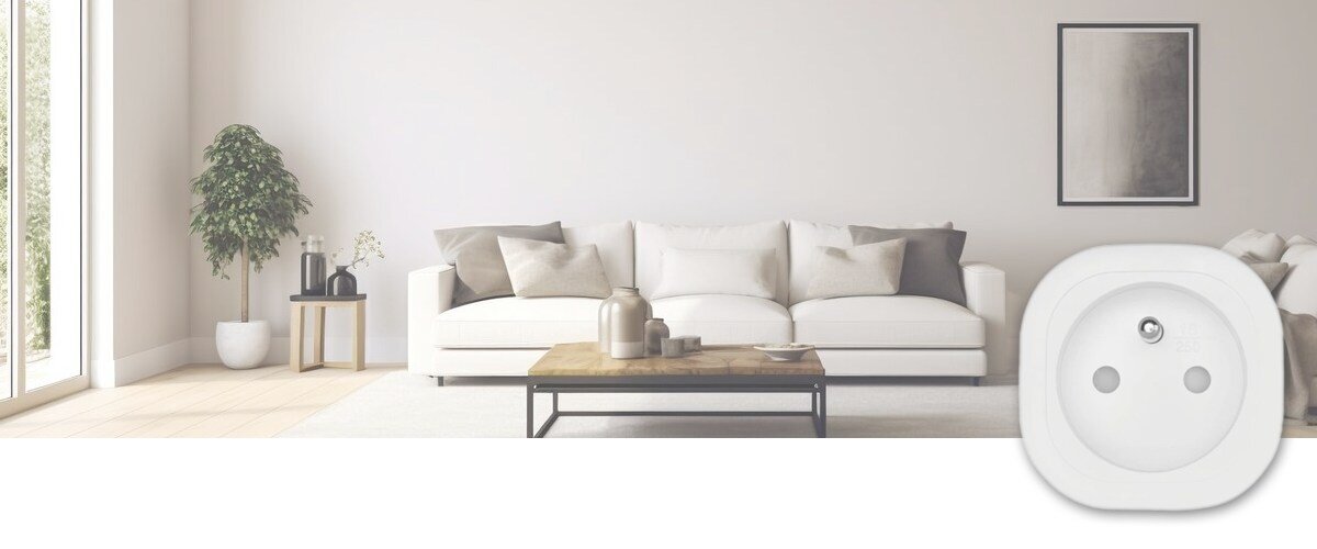 Inteligentne gniazdko OMAJIN Smart Plug SK, kontrola, prąd, smartfon, symulacja, w tle pokój gościnny, na pierwym planie w prawym dolnym rogu wtyczka frontem na wprost