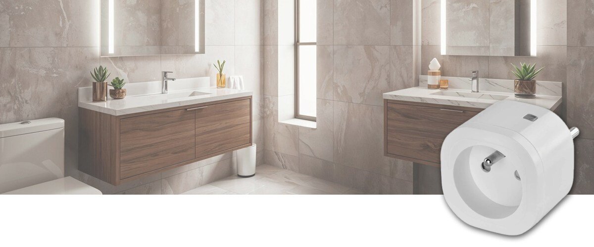 Inteligentne gniazdko OMAJIN Smart Plug SK, aplikacja, kontrola, energia, reagowanie, w tle łazienka na pierwym planie w prawym dolnym rogu wtyczka frontem prawo skos