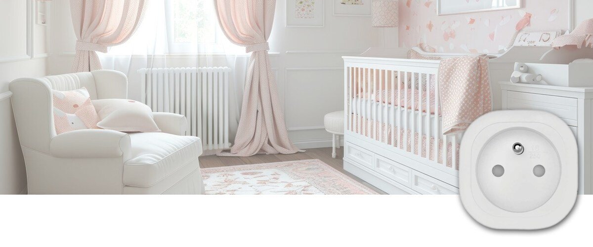 Inteligentne gniazdko OMAJIN Smart Plug SK, w tle pokój gościnny, energia, zarządzanie, prąd, kontrola, na pierwym planie w prawym dolnym rogu wtyczka frontem na wprost