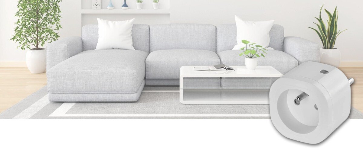 Inteligentne gniazdko OMAJIN Smart Plug SK, wnętrze, bezprzewodowo, kable, estetyka, w tle pokój gościnny na pierwym planie w prawym dolnym rogu wtyczka frontem prawo skos
