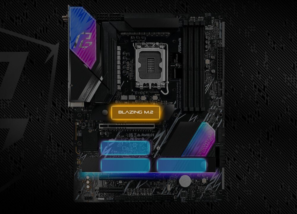 Płyta główna ASROCK Z890 Lightning WiFi Płyta główna z wyróżnionymi radiatorami dysków M.2 gdzie górny świeci na pomarańczowo z napisem 'BLAZING M.2' a dolne na niebiesko