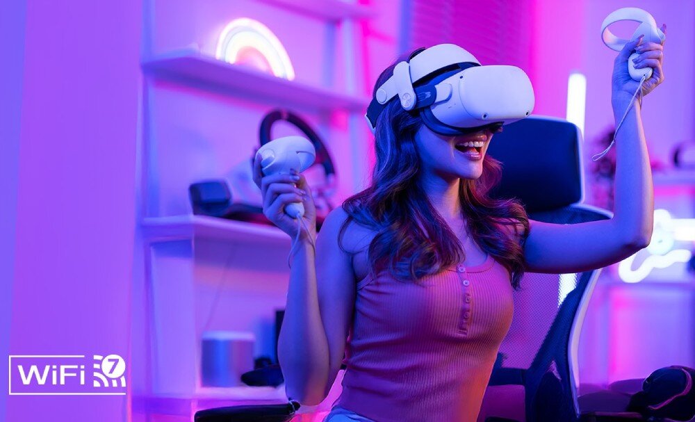 Płyta główna ASROCK Z890 Lightning WiFi Uśmiechnięta osoba w goglach VR trzymająca kontrolery w dłoniach na fioletowym tle z logo 'WiFi 7' w lewym dolnym rogu