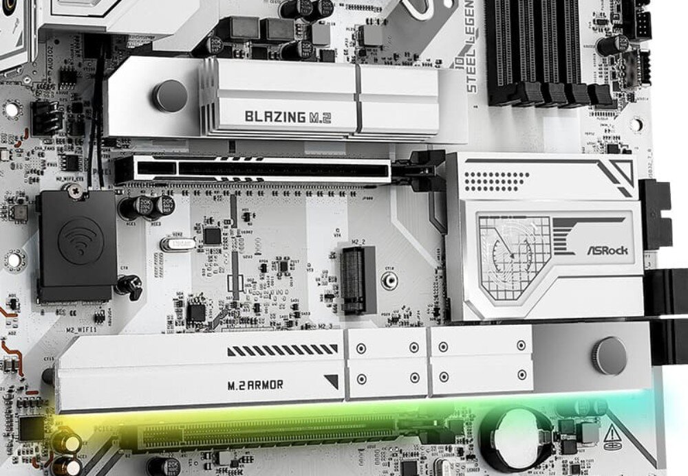 Płyta główna ASROCK Z890 Steel Legend WiFi Zbliżenie na dolną część płyty głównej z radiatorami oznaczonymi 'blazing M.2' i 'M.2 armor' oraz widocznymi złączami, interfejsy, gniazda M.2, przepustowość, radiatory