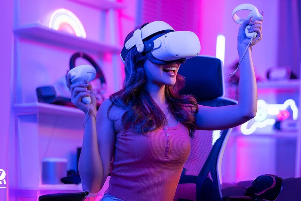 Płyta główna ASROCK Z890 Steel Legend WiFi Kobieta w okularach VR z kontrolerami w dłoniach w pokoju oświetlonym kolorowymi światłami, łączność bezprzewodowa, Wi-Fi 7, Bluetooth 5.4, port Ethernet