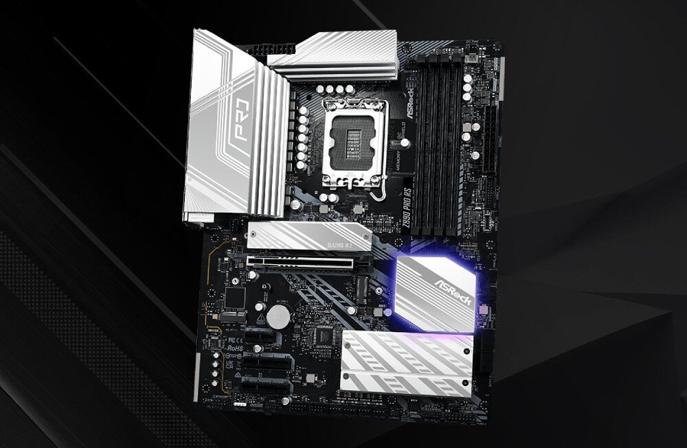 Płyta główna ASROCK Z890 Pro RS Widok z góry na płytę główną w formacie ATX z czarnym laminatem i srebrnymi radiatorami