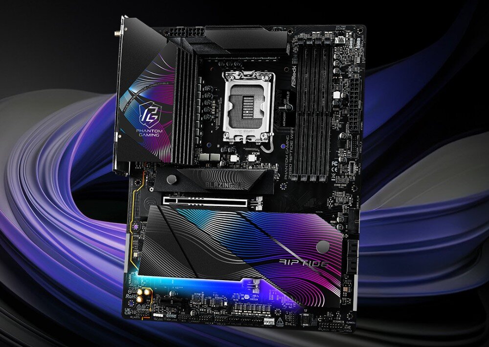 Płyta główna ASROCK Z890 Riptide WiFi Płyta główna z kolorowym podświetleniem RGB, widoczny gniazdo procesora, sloty RAM i duże radiatory z grafiką 'Phantom Gaming', opis