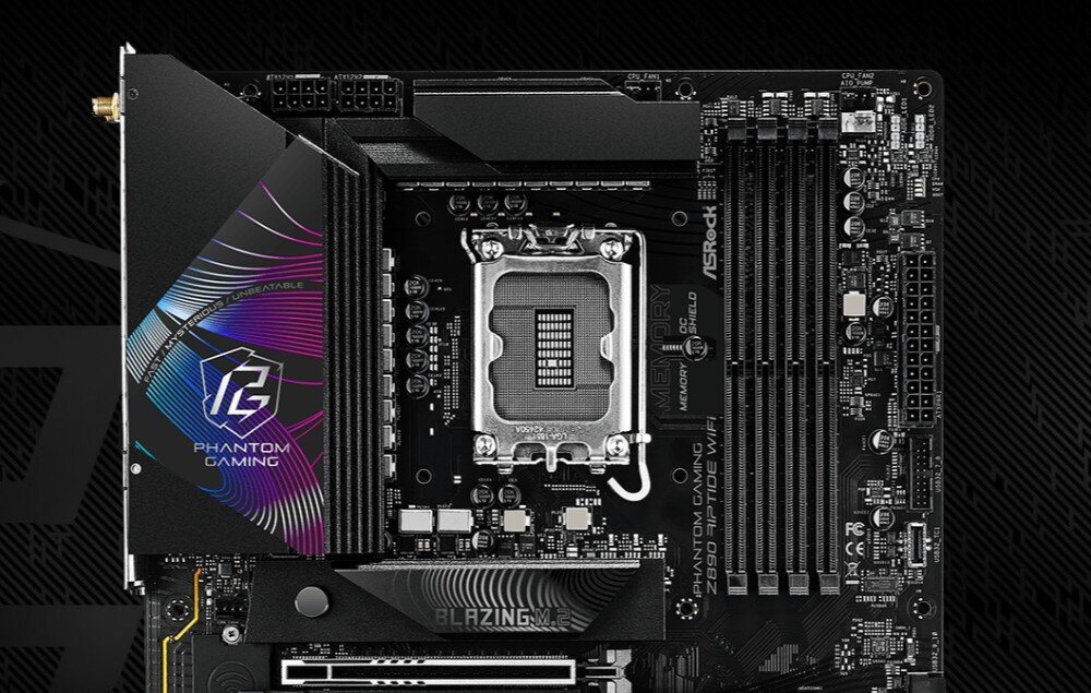 Płyta główna ASROCK Z890 Riptide WiFi Zbliżenie na górną część płyty głównej, pokazujące gniazdo procesora, sekcję zasilania i cztery sloty na pamięć RAM, cechy, wygląd, styl, gniazdo, kompatybilność