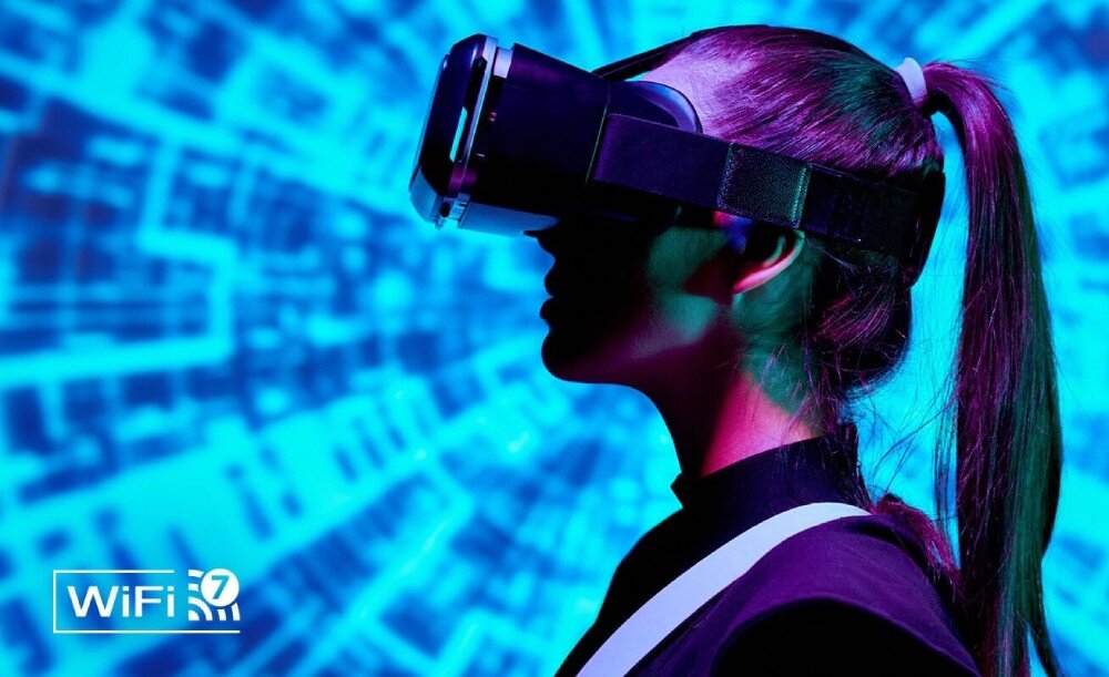 Płyta główna ASROCK Z890 Riptide WiFi Kobieta w goglach VR na tle niebieskiej siatki graficznej, w lewym dolnym rogu napis 'WiFi 7', łączność, sieć, internet