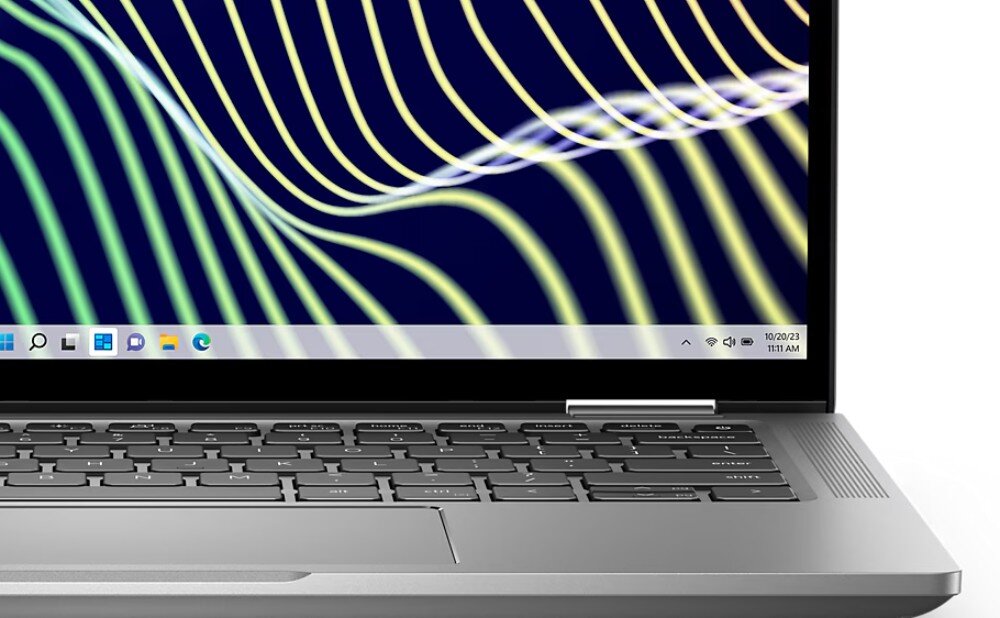 Laptop DELL Latitude 7340 Zbliżenie na dolną część ekranu laptopa i klawiaturę; na ekranie widoczne są kolorowe linie na ciemnym tle pulpitu, obudowa, recykling, ekologia