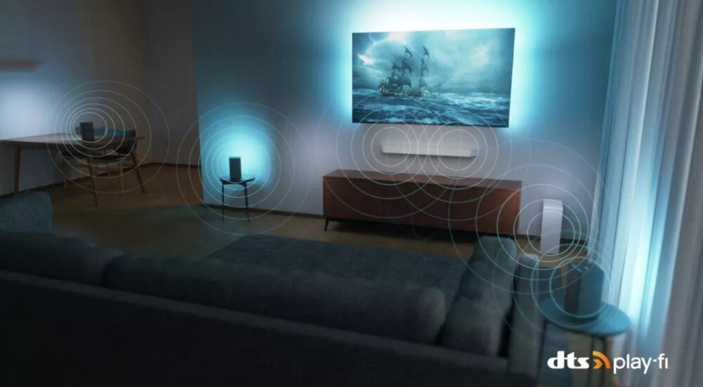 Telewizor PHILIPS 43PUS8919 - DTS Play-Fi, telewizor zawieszony na ścianie w salonie, głośniki rozmieszczone w salonie puszczające dźwięk