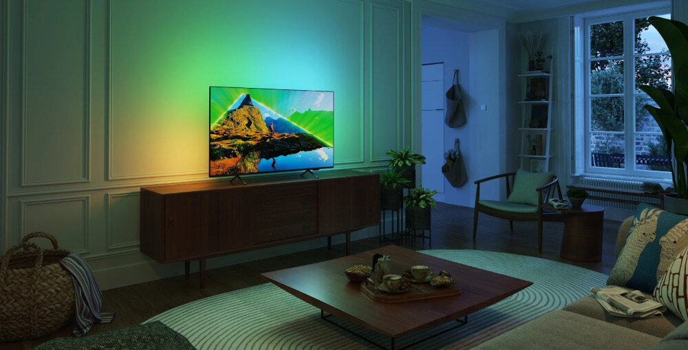Telewizor PHILIPS 50PUS8319 design Ambilight 4K UHD elegancki wygląd, telewizor stojący na komodzie w pomieszczeniu