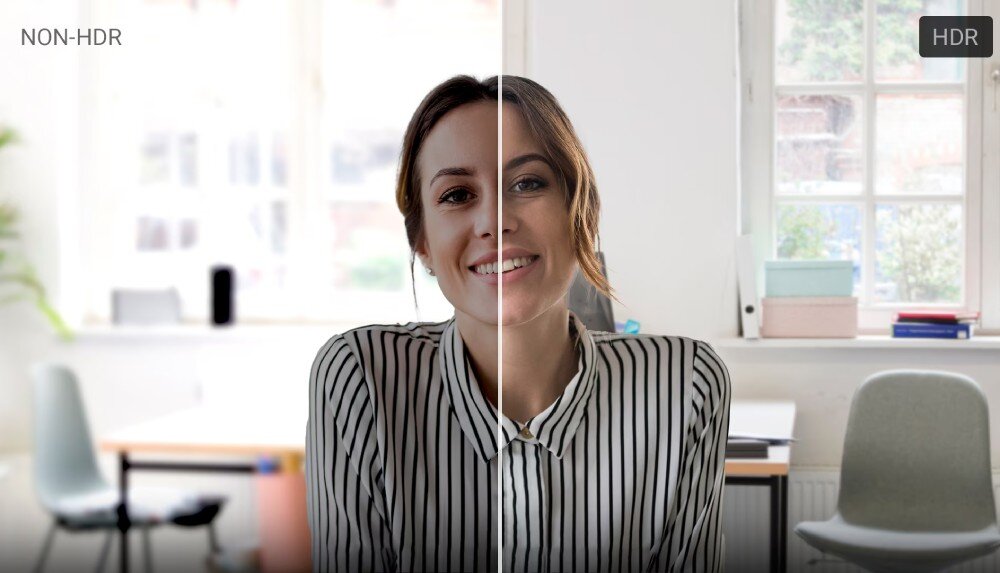 Laptop DELL Latitude 9450 Kobieta siedząca przed oknem, pokazana w ujęciu podzielonym na pół – lewa część obrazu bez efektu HDR, prawa z zastosowanym HDR, różnice widoczne w jasności i kolorystyce, kamera internetowa, osłona obiektywu