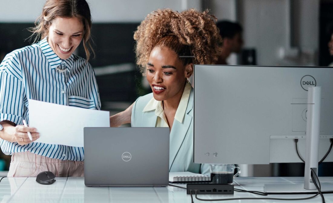 Dwie kobiety patrzą na ekran laptopa DELL Latitude 7350, analizując dane lub pracując nad projektem. - zaawansowane funkcje zabezpieczeń 