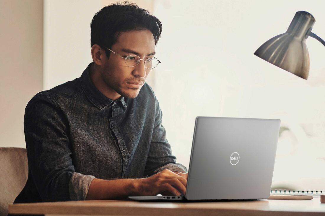 Mężczyzna w okularach pracuje na laptopie DELL Latitude 7350.  - Intel Core Ultra, Intel vPro