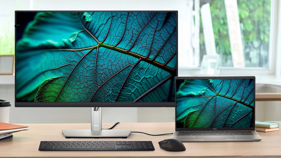 Na biurku znajdują się monitor oraz laptop DELL Latitude 7350. - 14-calowy ekran o rozdzielczości 1920 x 1200 px