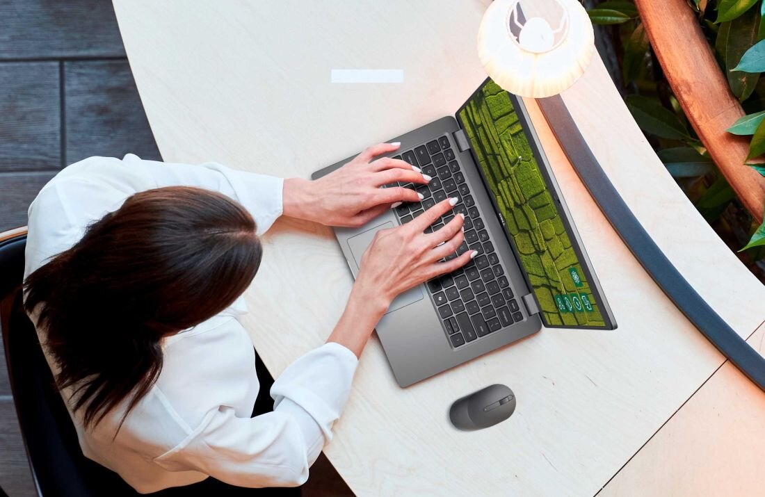 Kobieta korzysta z laptopa DELL Latitude 5440, pisząc na klawiaturze. - Zaawansowana łączność Wi-Fi 6E, Bluetooth 5.3