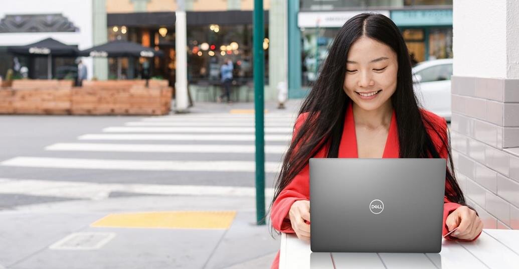 Kobieta na ławce korzysta z laptopa DELL Latitude 7350. - dysk SSD PCIe NVMe 4.0 x4, pamięć RAM LPDDR5X