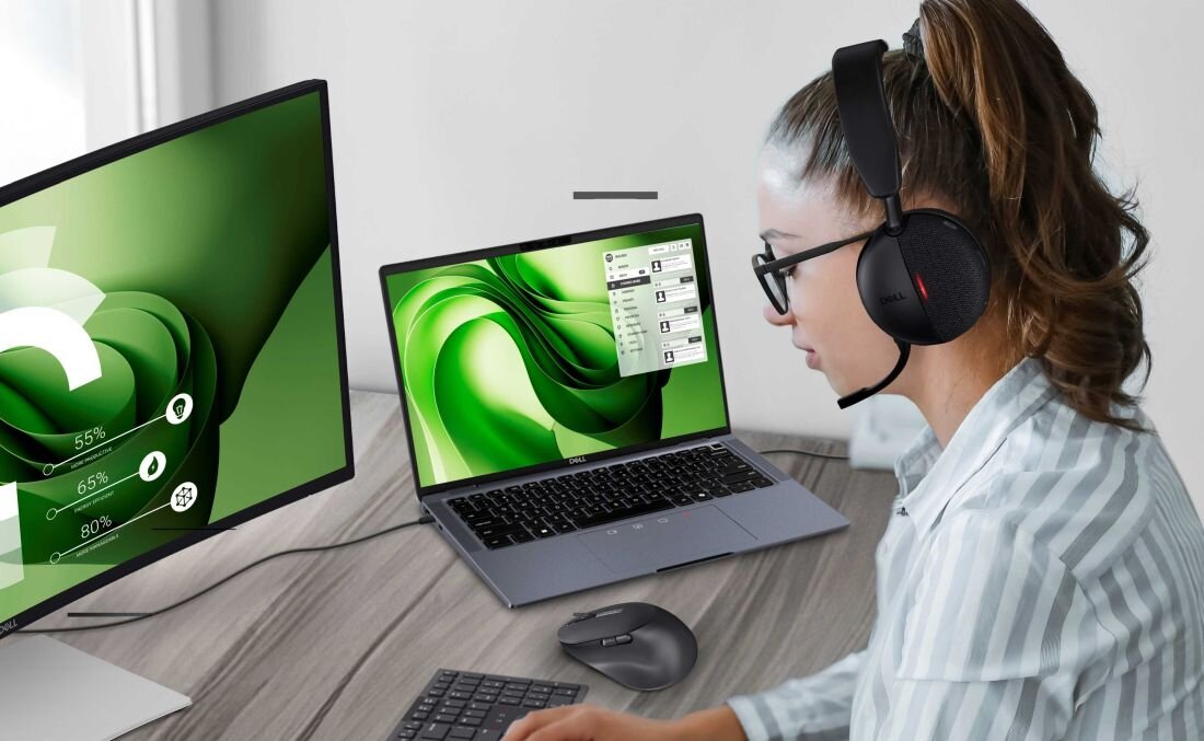 Kobieta z słuchawkami i mikrofonem pracuje na laptopie DELL Latitude 7450.