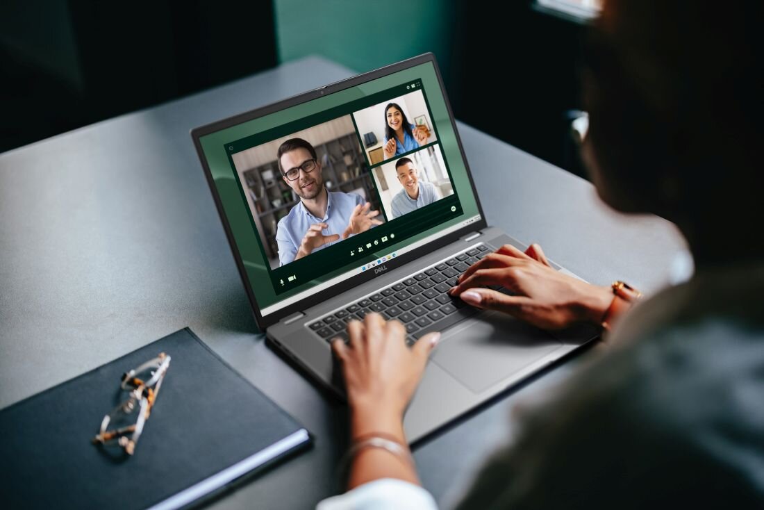 Osoba korzystająca z laptopa DELL Latitude 7650, na którym widoczna jest rozmowa wideo.   