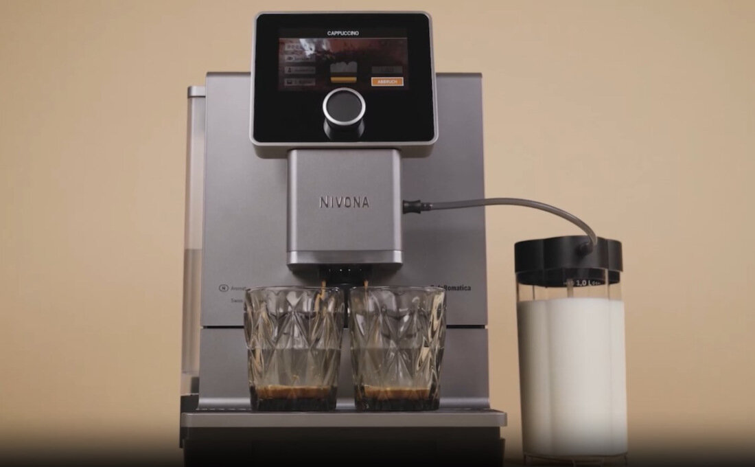 Ekspres NIVONA Nicr 970 Srebrny Dwie kawy naraz przygotowanie dwóch napojów mlecznych jednocześnie Cappuccino Connaisseur  cappuccino lub latte Tryb ECO  cicha praca komfort użytkowania