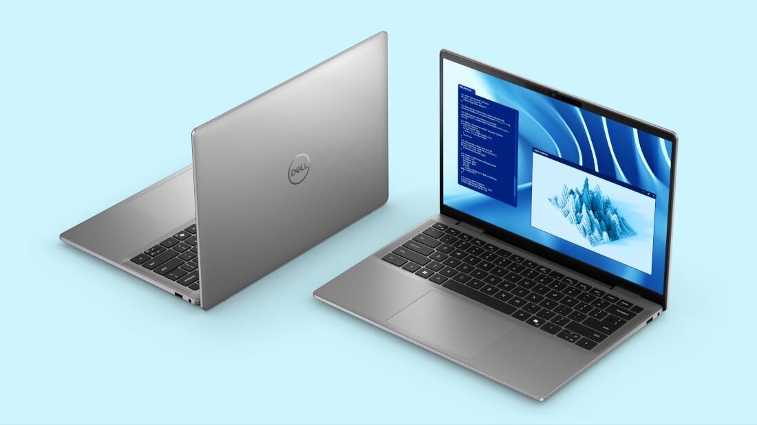 Dwa laptopy Dell Latitude w kolorze srebrnym ustawione na jasnoniebieskim tle jeden tyłem, drugi z ekranem wyświetlającym analizę danych i tekst w oknie na pulpicie Windows. - obudowa z aluminium w kolorze Titan Grey