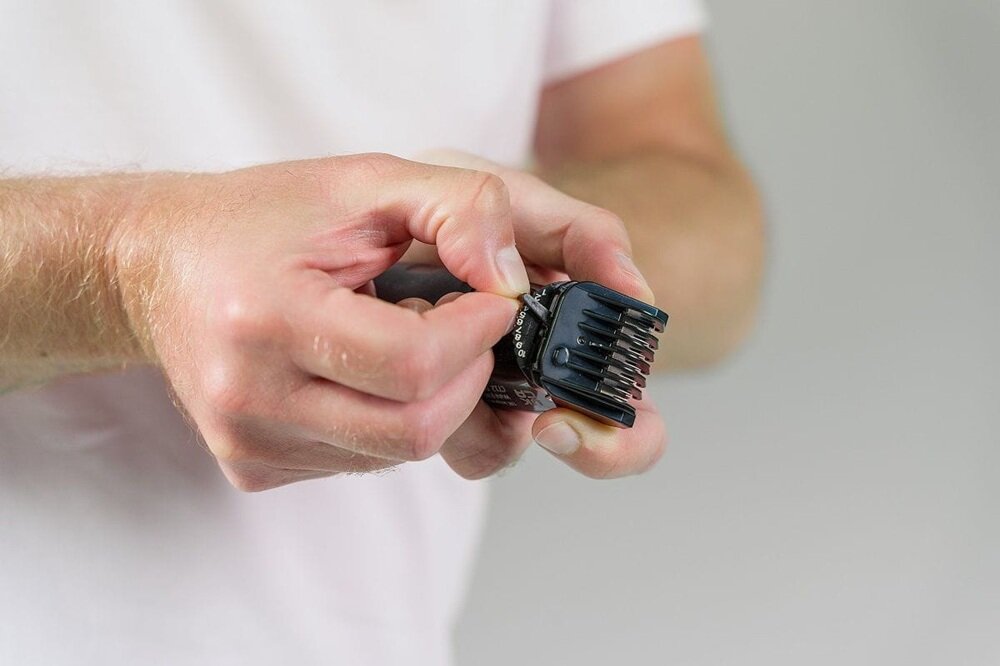 Trymer WAHL Extreme Grip Beard 9893-0440 urzadzenie w dłoni, regulacja długości cięcia, dopasowanie długości zarostu