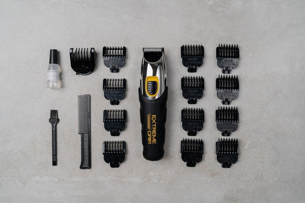 Trymer WAHL Extreme Grip Beard 9893-0440 pełen zestaw akcesorii na szarym tle, niewielka konstrukcja, pielęgnacja brody, modelowanie wąsów