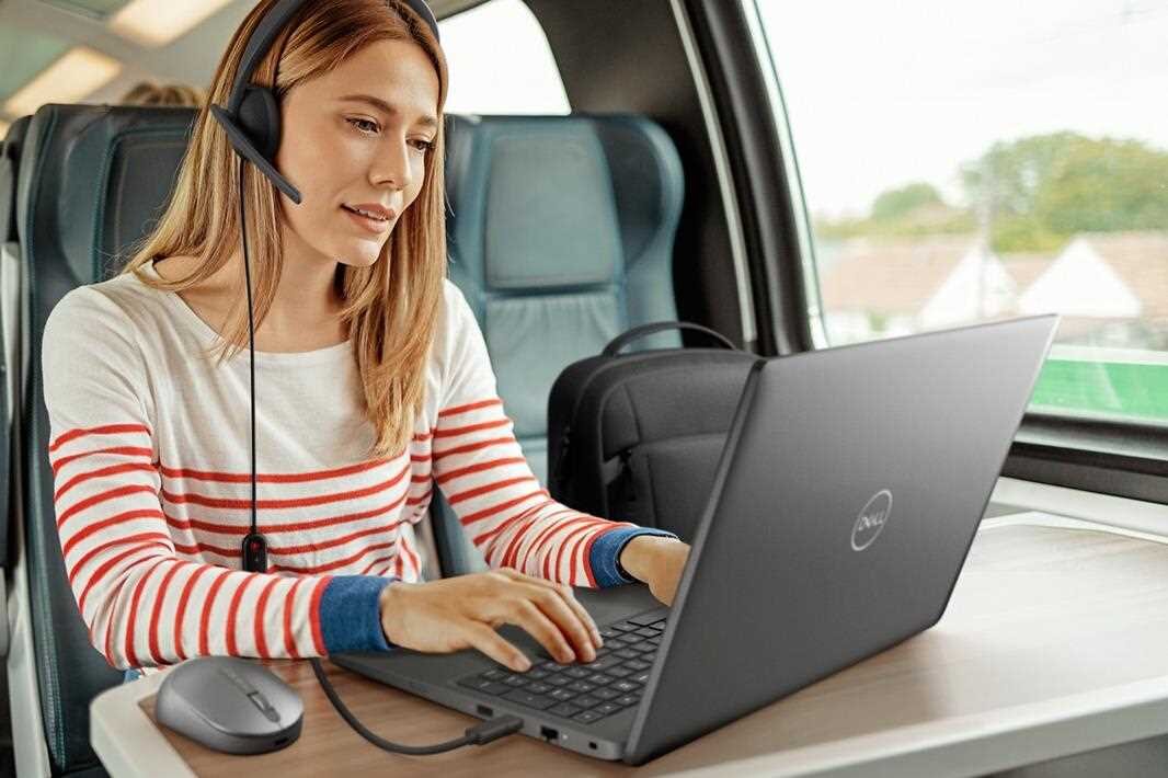 Kobieta w słuchawkach korzystająca z laptopa DELL Latitude 3540, siedząc w pociągu. >

				</div>	
    		</div>
    </div>	
        <div class=