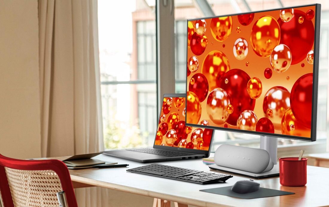 Laptop DELL Latitude 3540 i monitor na biurku, prezentujące ergonomiczne miejsce do pracy. - czas działania baterii ExpressCharge