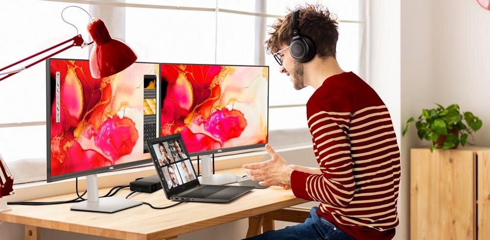 Mężczyzna siedzi przy biurku z dwoma monitorami, obok laptop DELL Latitude 3540. - kamera FHD z technologią podczerwieni, 