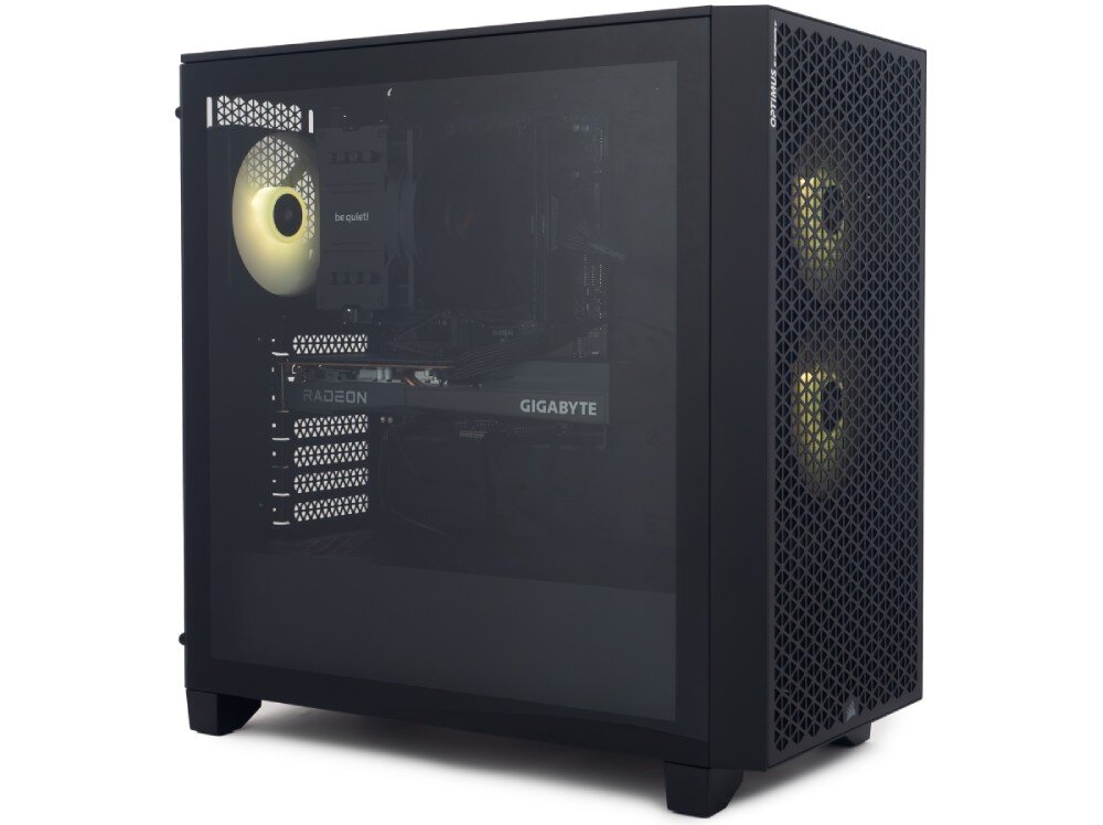 Komputer OPTIMUS E-sport GA520T-CR2 Komputer w czarnej obudowie z boczną szybą, dwa wentylatory z przodu z podświetleniem na żółto, w środku karta graficzna i chłodzenie procesora, chłodzenie, wentylacja, obudowa, podświetlenie